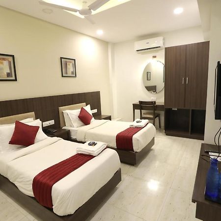 סוראט Hotel Privya Rooms And Banquet מראה חיצוני תמונה