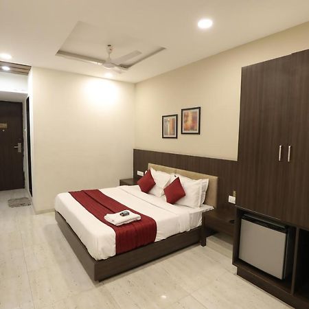 סוראט Hotel Privya Rooms And Banquet מראה חיצוני תמונה
