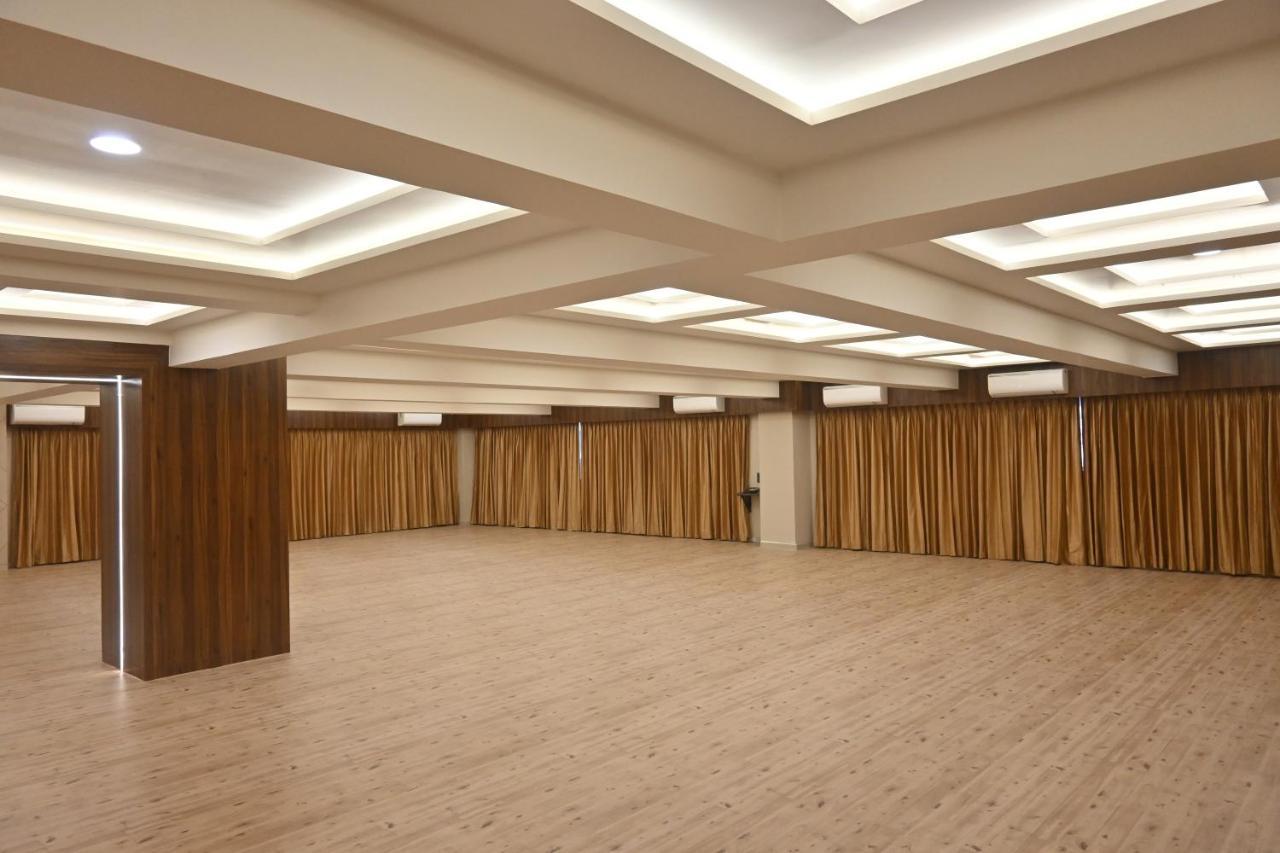 סוראט Hotel Privya Rooms And Banquet מראה חיצוני תמונה