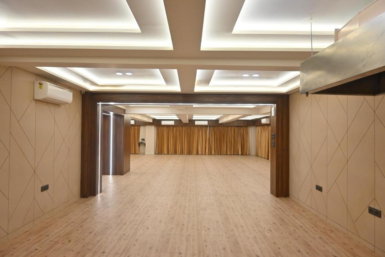 סוראט Hotel Privya Rooms And Banquet מראה חיצוני תמונה