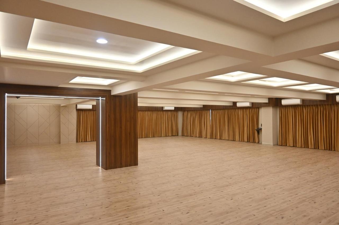 סוראט Hotel Privya Rooms And Banquet מראה חיצוני תמונה