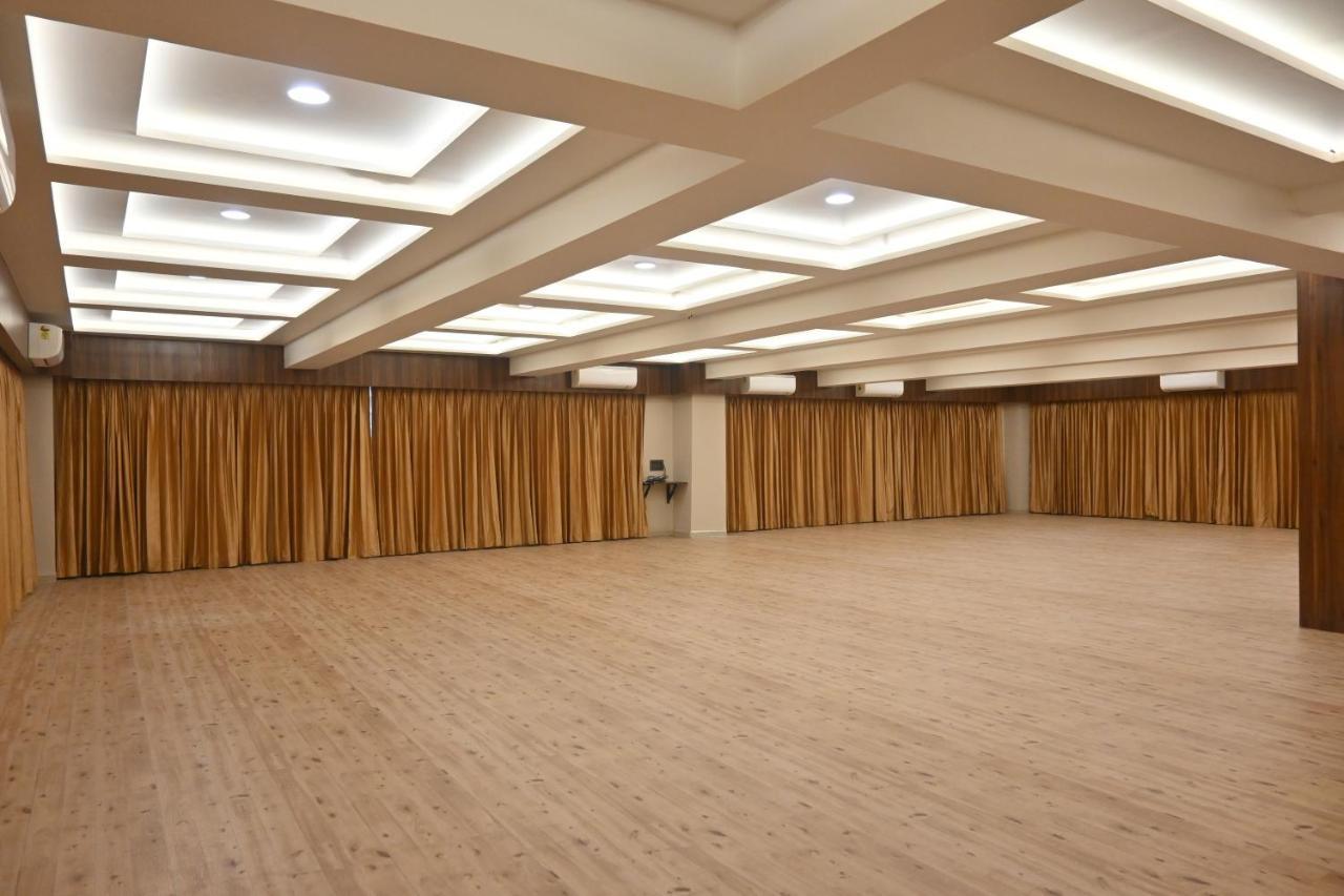 סוראט Hotel Privya Rooms And Banquet מראה חיצוני תמונה