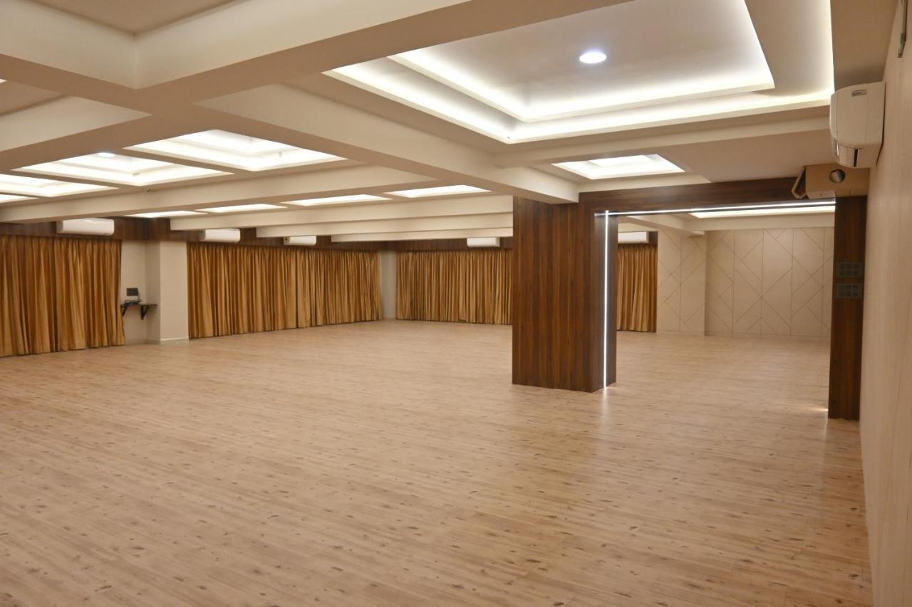 סוראט Hotel Privya Rooms And Banquet מראה חיצוני תמונה
