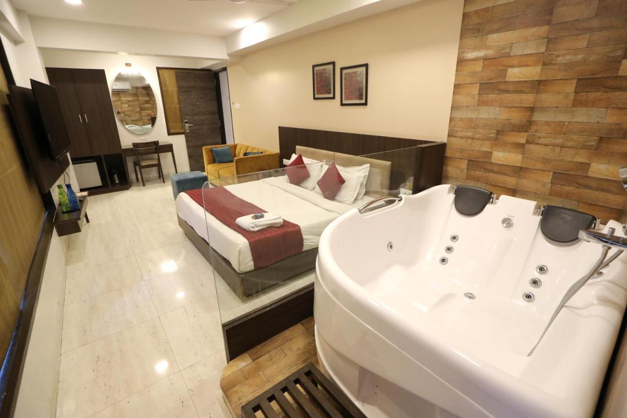 סוראט Hotel Privya Rooms And Banquet מראה חיצוני תמונה