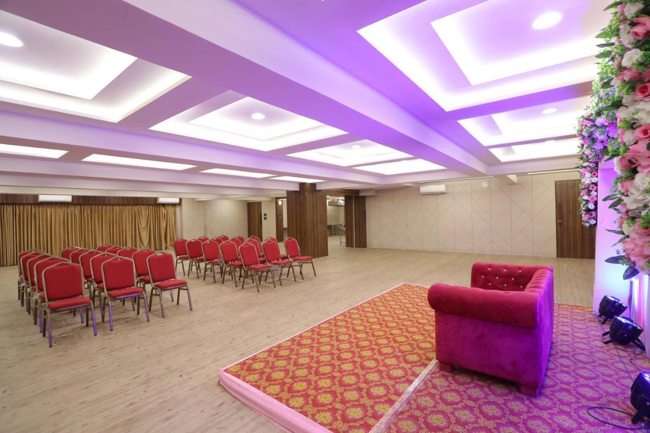 סוראט Hotel Privya Rooms And Banquet מראה חיצוני תמונה