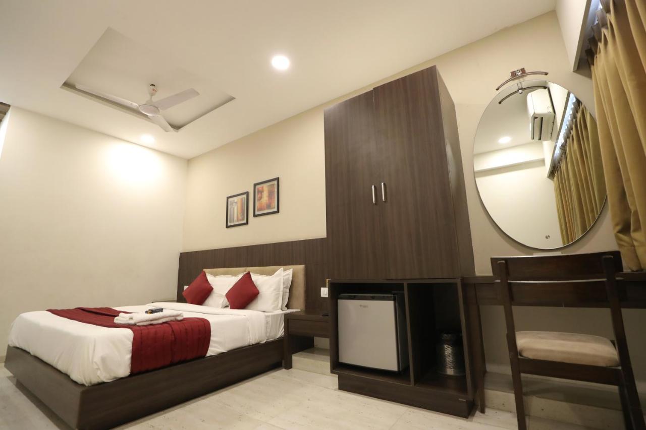 סוראט Hotel Privya Rooms And Banquet מראה חיצוני תמונה