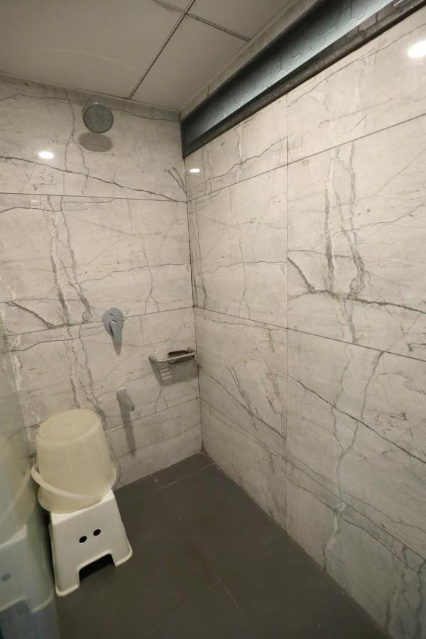 סוראט Hotel Privya Rooms And Banquet מראה חיצוני תמונה