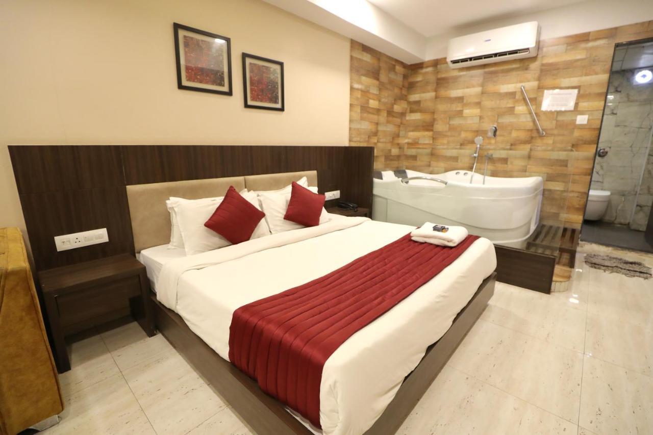 סוראט Hotel Privya Rooms And Banquet מראה חיצוני תמונה