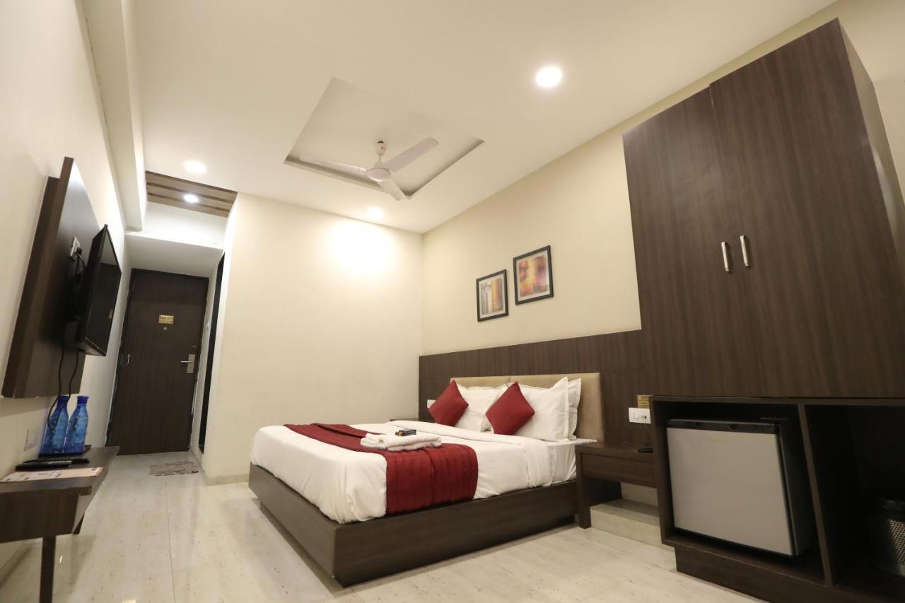 סוראט Hotel Privya Rooms And Banquet מראה חיצוני תמונה