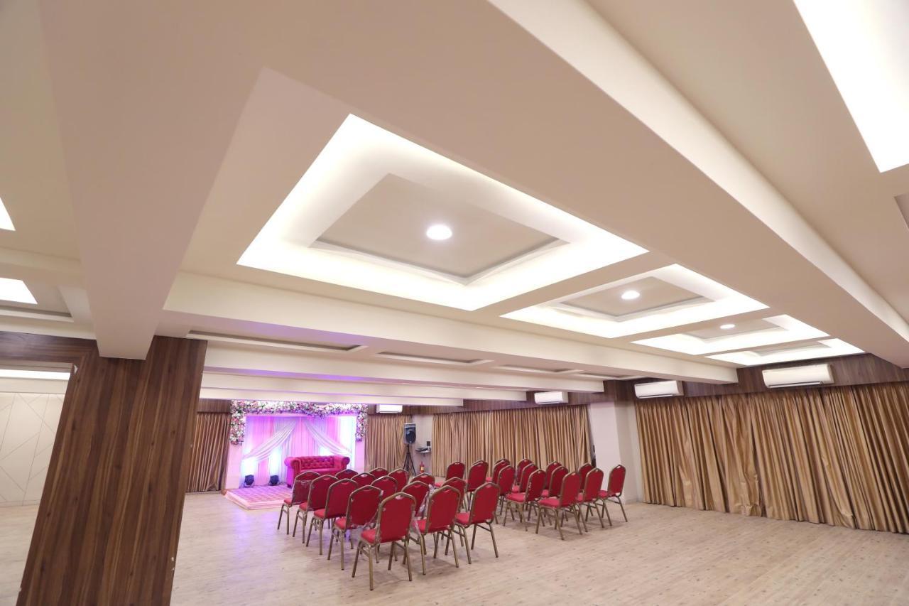 סוראט Hotel Privya Rooms And Banquet מראה חיצוני תמונה