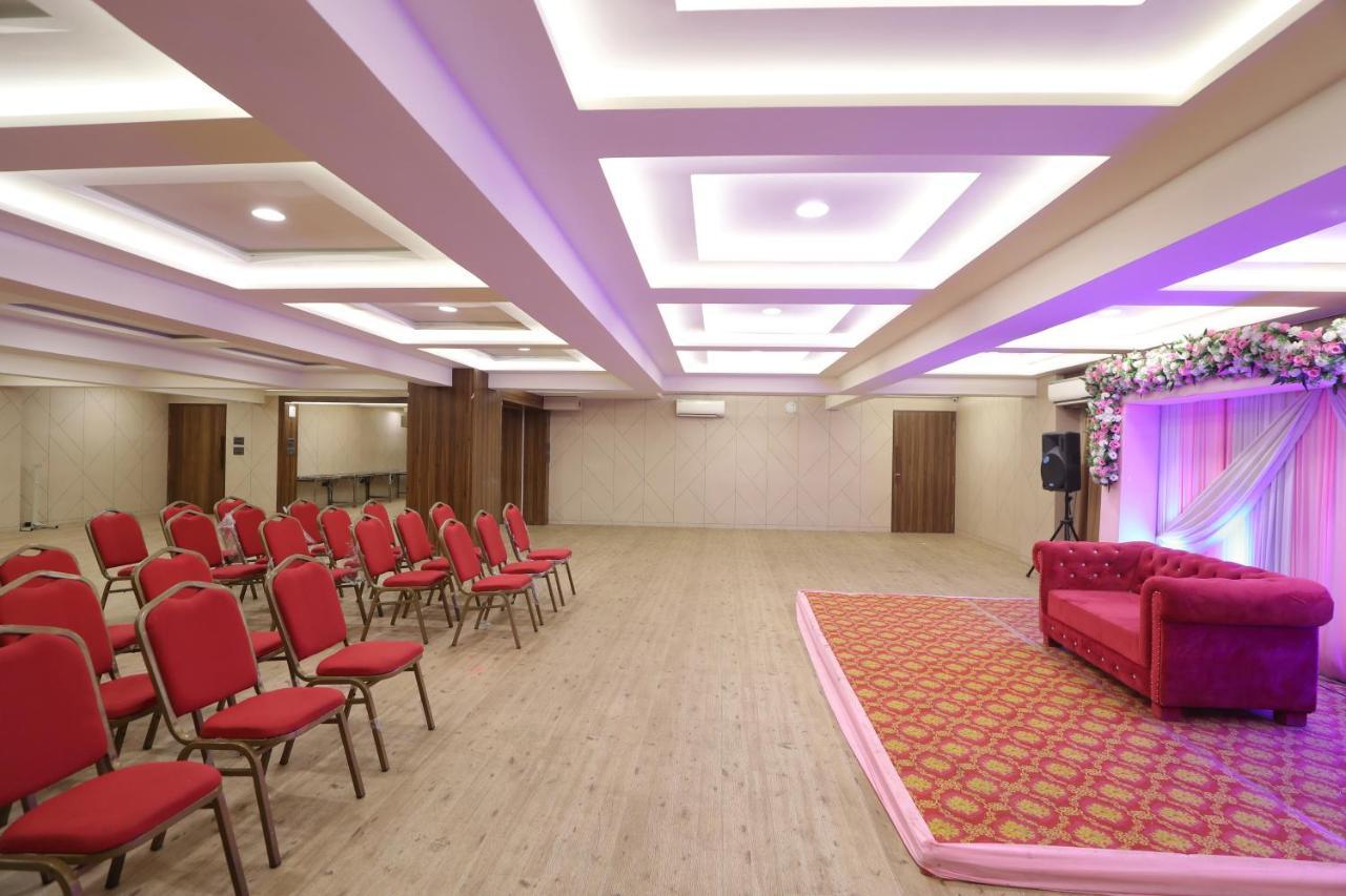 סוראט Hotel Privya Rooms And Banquet מראה חיצוני תמונה